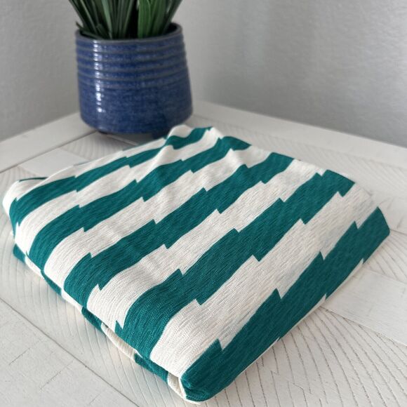 2 YARDS and 30" Wide Fabric Stretch Lightweight Polyester Green White Zig Zag - Picture 1 of 9